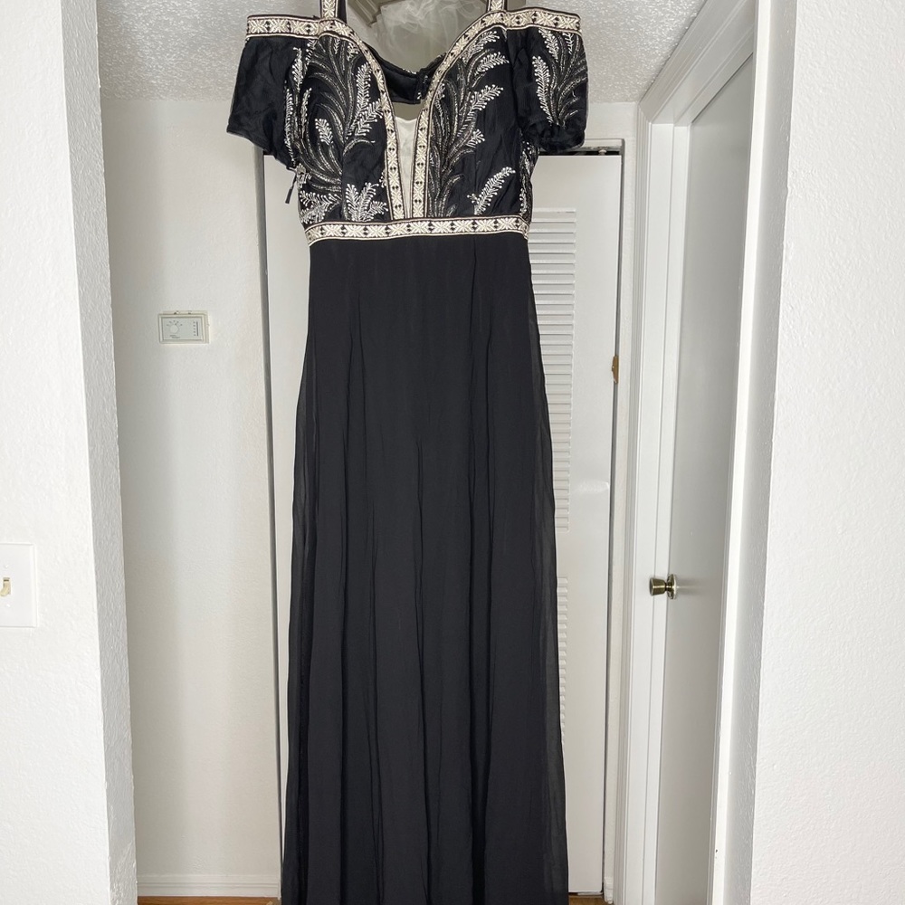Black maxi dress, formal wear brand new. Small